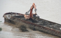 Vụ tàu đổ chất thải xuống sông Hồng: Điều chuyển 3 CSGT